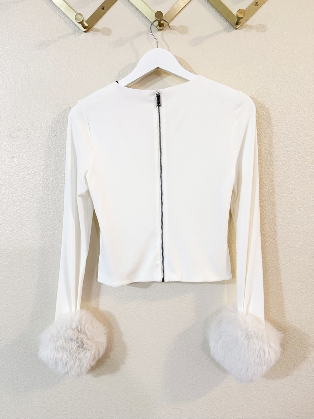 Alice + Olivia Delaina Faux Fur Cuff Off White Long Sleeve Mesh Layered Top NEW - Picture 10 of 12
